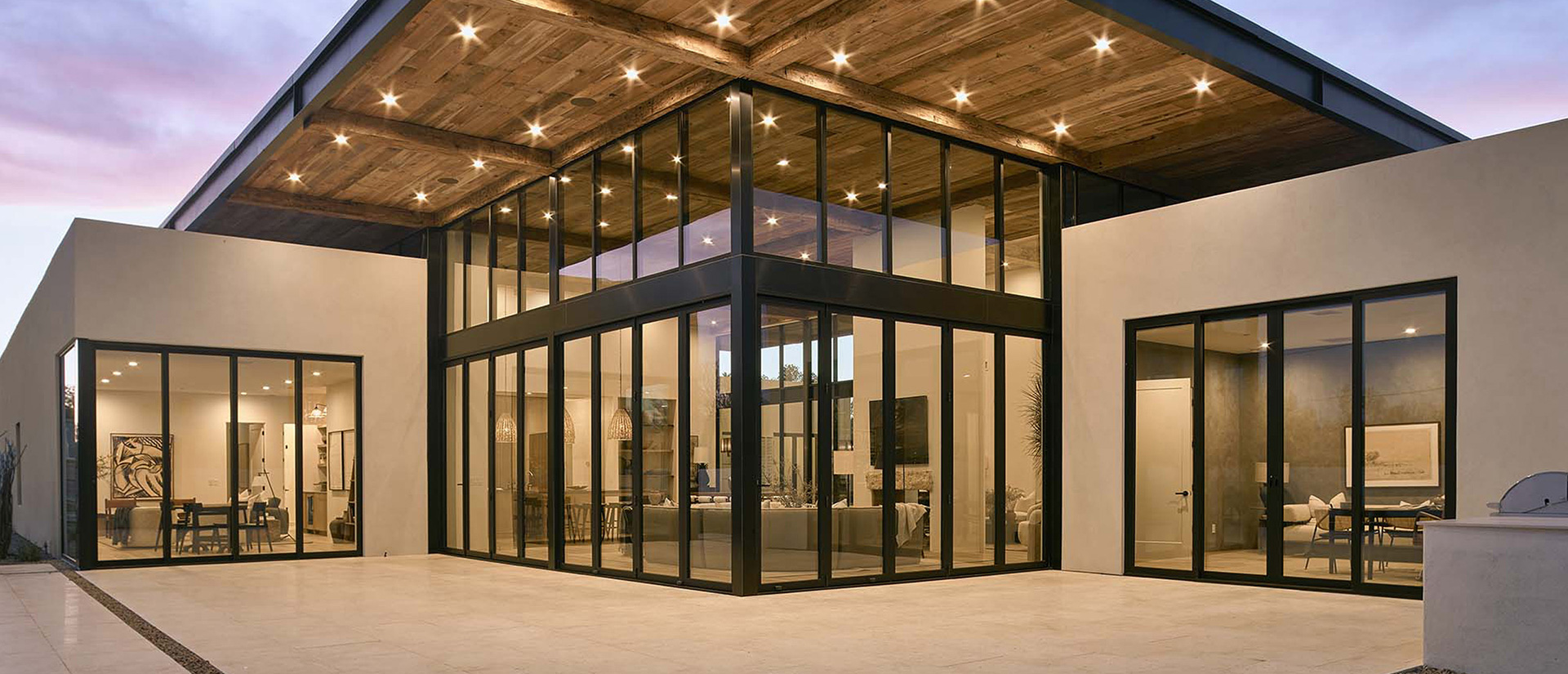 Large-span aluminum glazing system installed in a contemporary residence