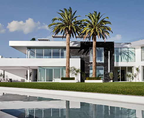 High-End Villa featuring thermal break entrance systems